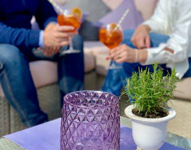 Cocktail trinken im Garten-Restaurant