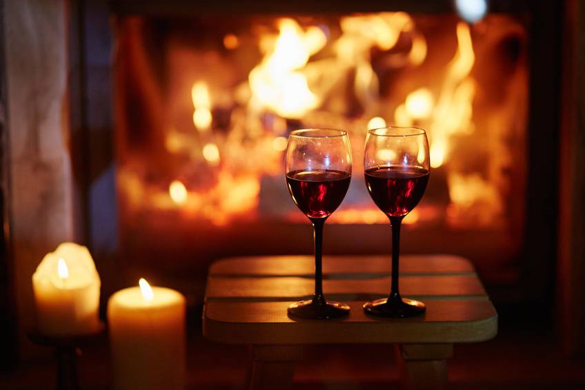 Rotwein Gläser vor Kamin