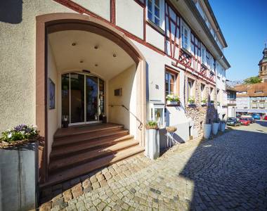 Eingang zum Hotel Die Reichsstadt mit dem Gengenbacher Marktplatz im Hintergrund