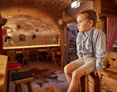 Kleiner Junge im historischen Weinkeller