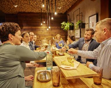 Gäste prosten sich zu in der Cocotte Schwarzwaldbrasserie Gengenbach