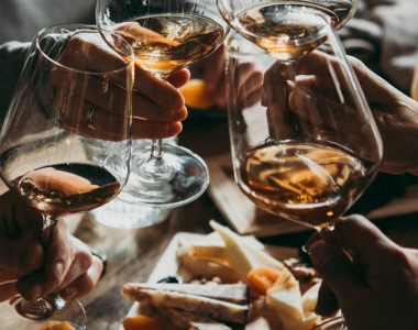 Käseplatte und Wein in der Kaminlounge in Gengenbach