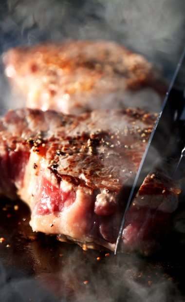 Steak wird auf heißem Stein gebraten