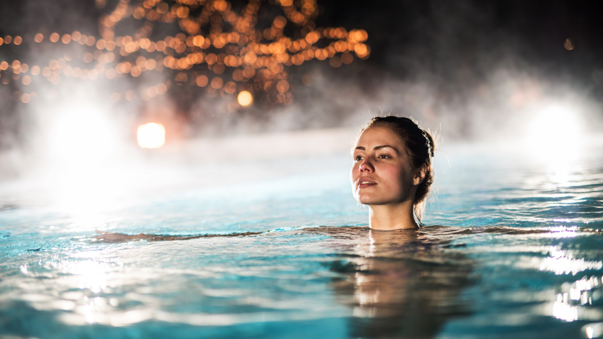 Gast geniesst Pool in den Abendstunden