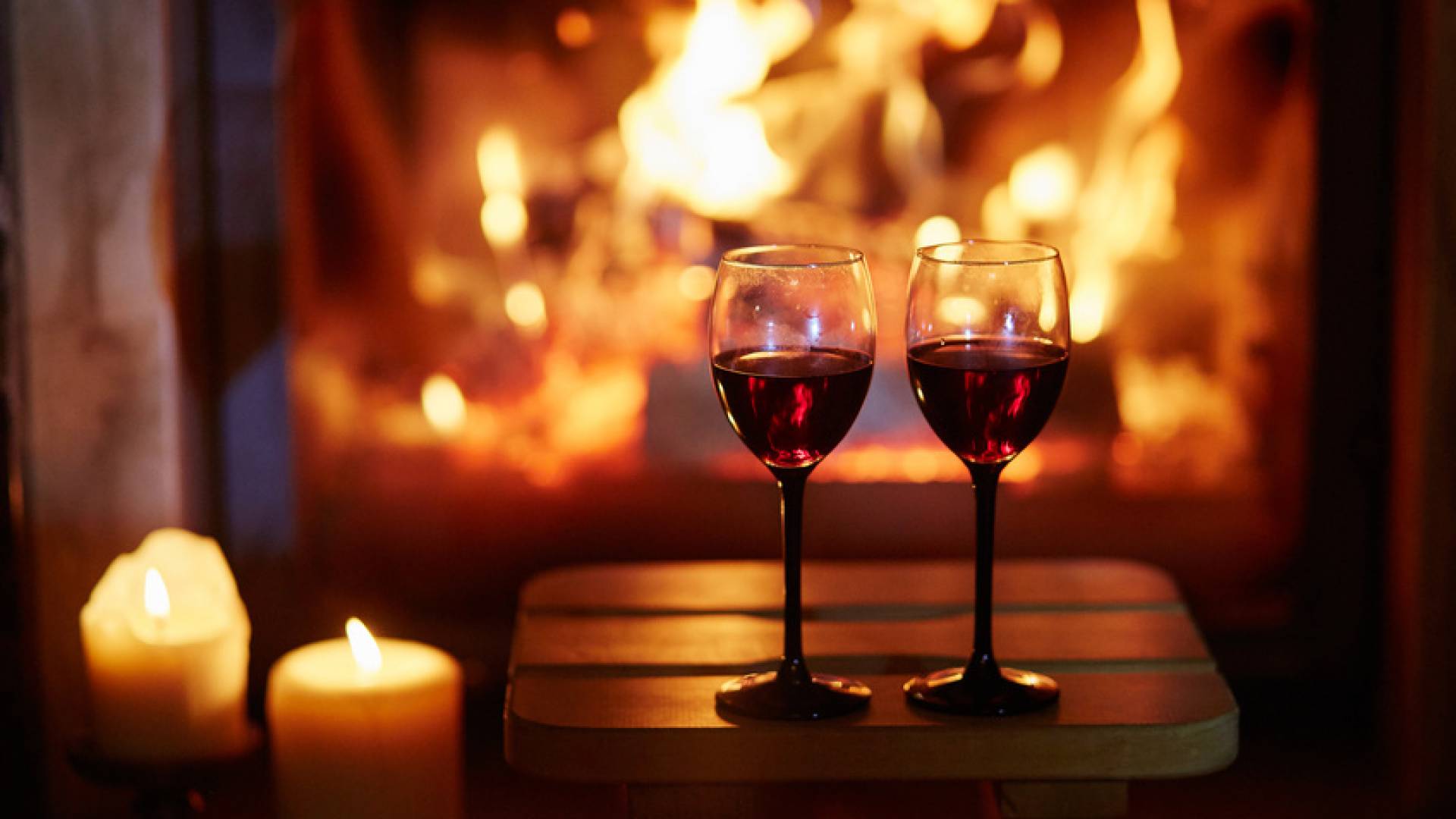 Rotwein Gläser vor Kamin